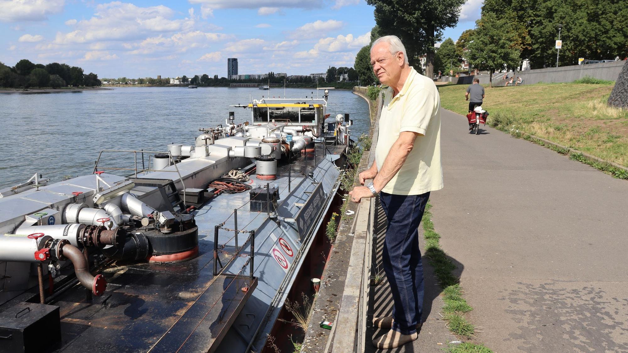 Norbert Fuchs steht am Wasser.