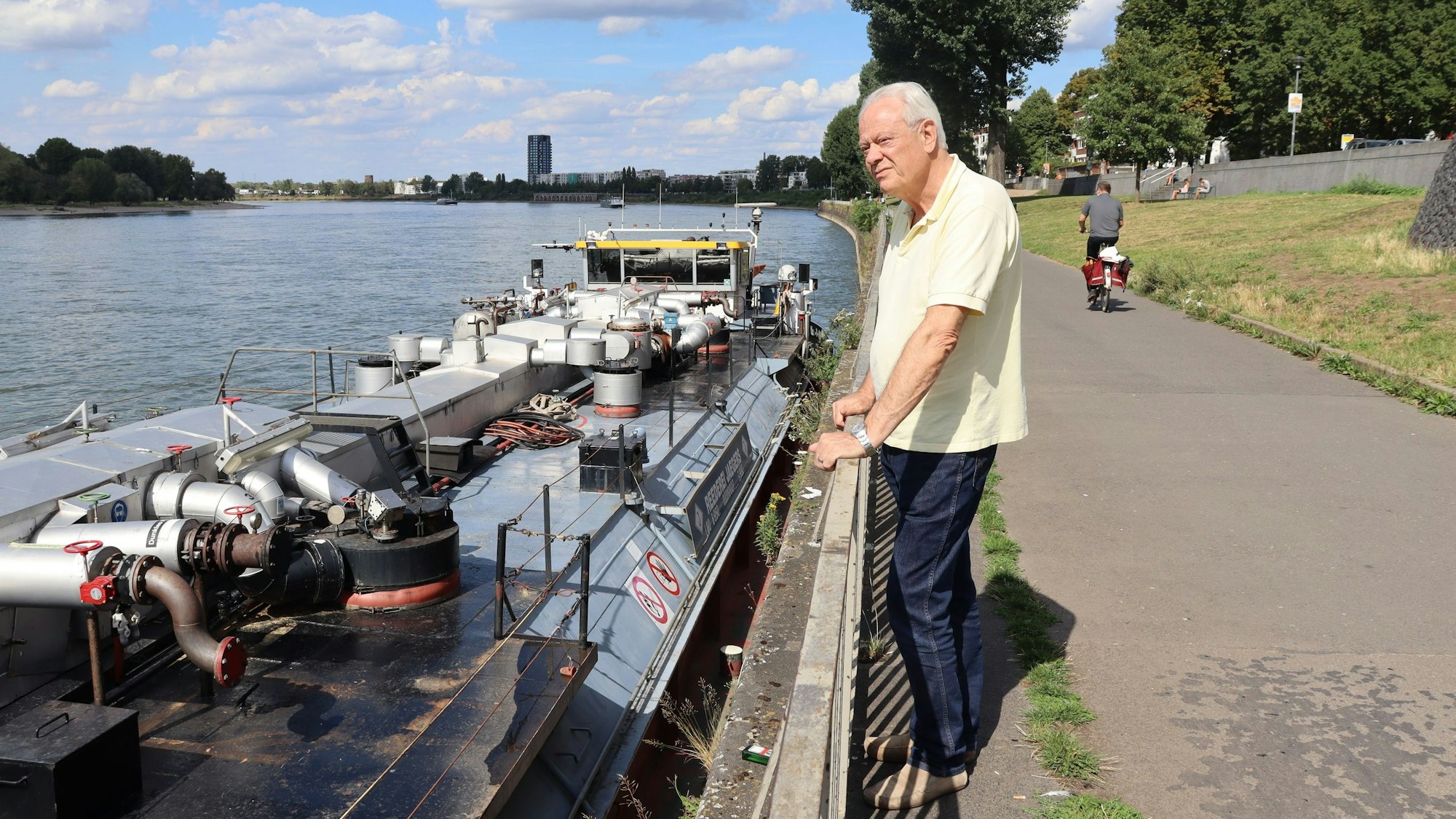 Norbert Fuchs steht am Wasser.