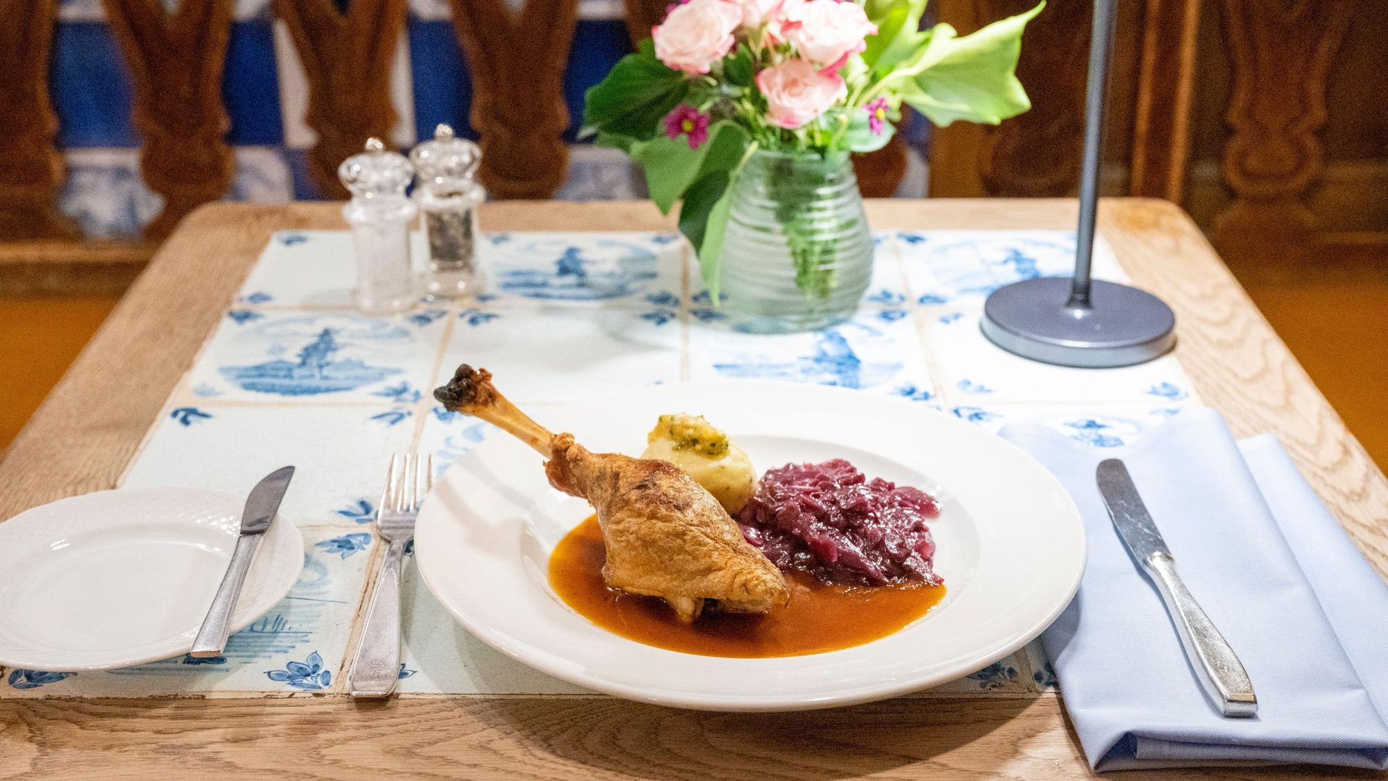 Ein Teller mit Gänsekeule, Rotkohl und Kloss im Restaurant Em Krützch.