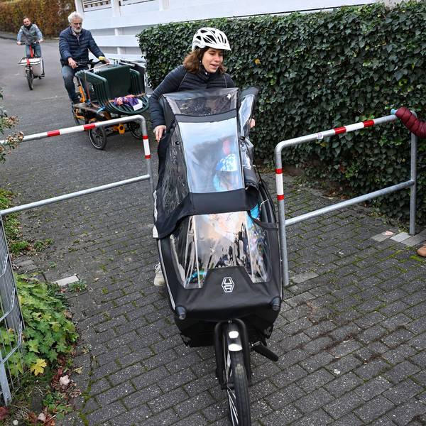 Geht doch: Große Räder können nun Drängelgitter passieren, die Durchfahrt wurde verbreitert.