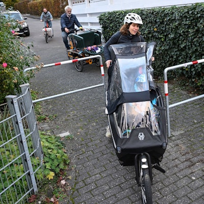 Geht doch: Große Räder können nun Drängelgitter passieren, die Durchfahrt wurde verbreitert.