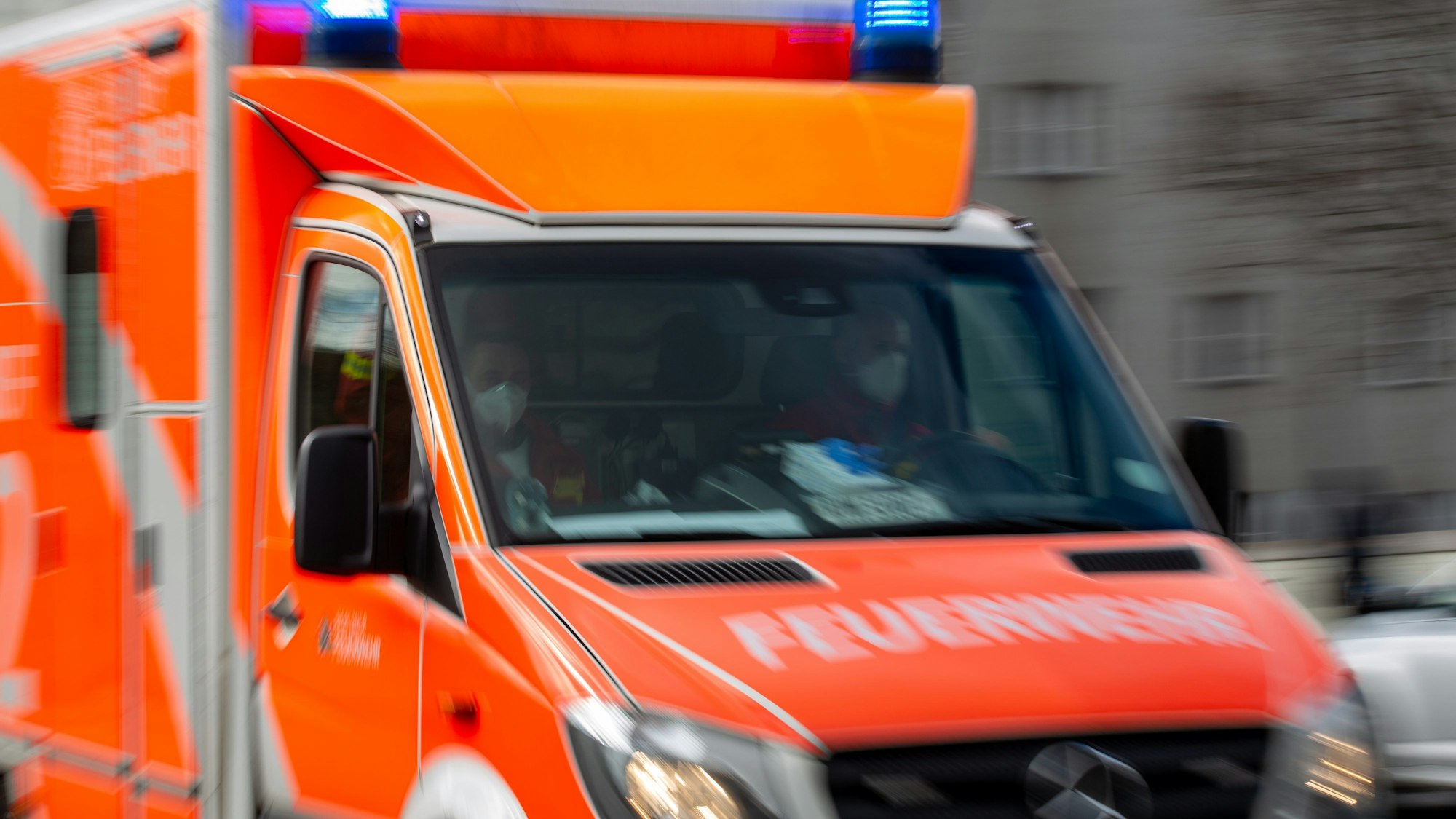 Das Bild zeigt einen Rettungswagen im Einsatz.