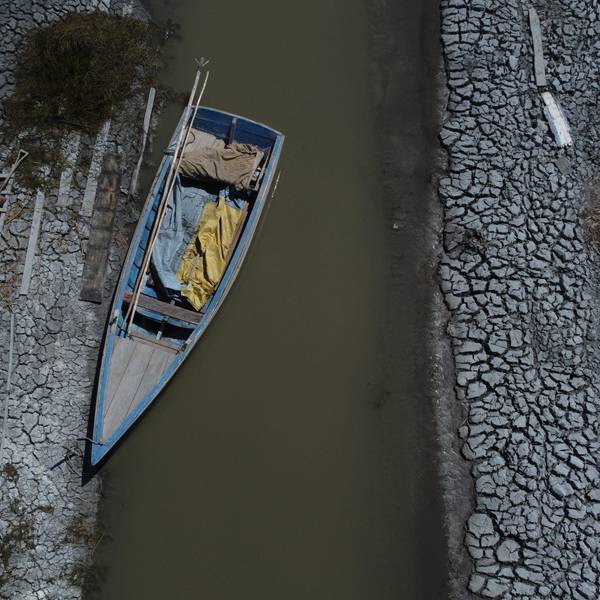 Bolivien: Ein Boot steht an einem fast ausgetrockneten Ufer des Titicacasees. Aufgrund niedriger Niederschläge und großer Hitze ist der Pegel unter seinen historischen Tiefstand gesunken.