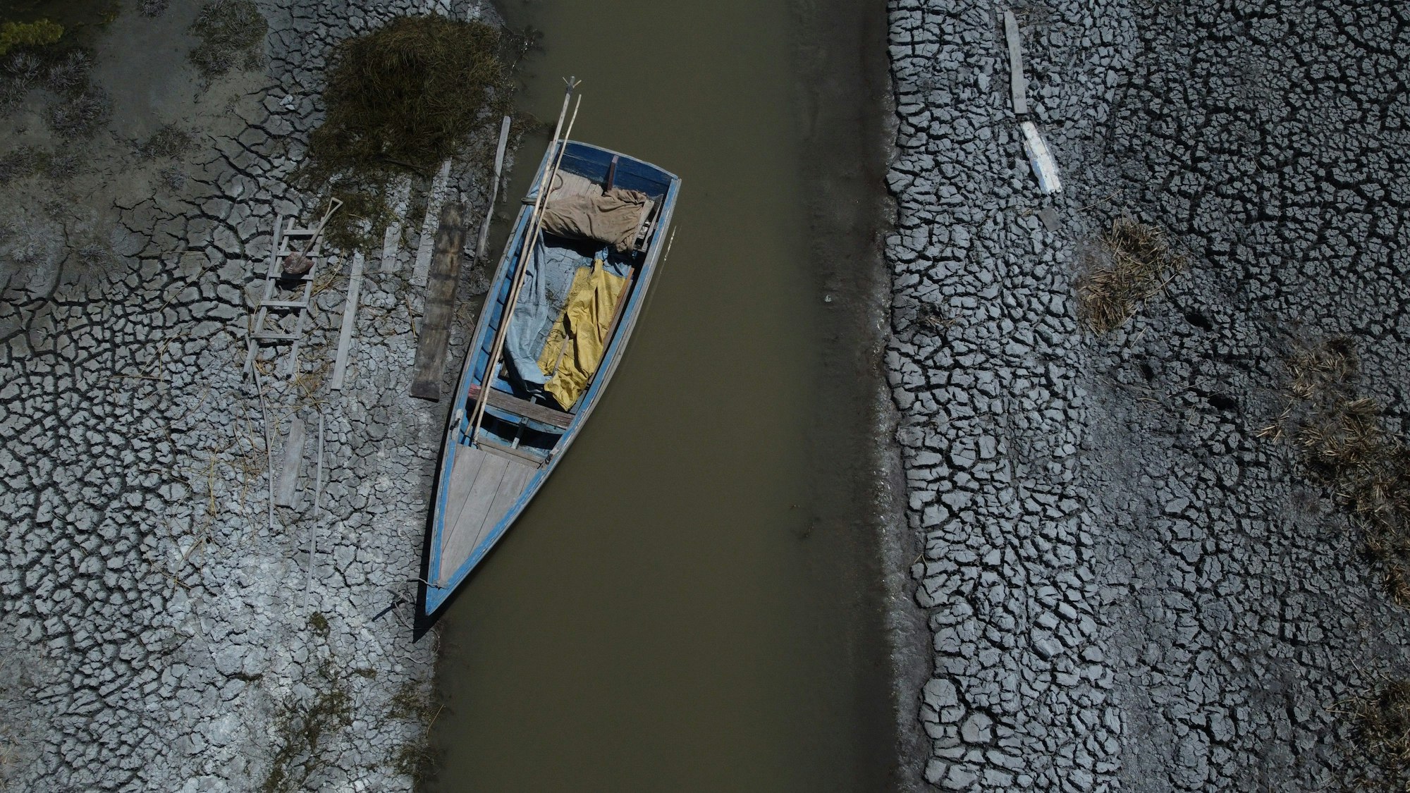 Bolivien: Ein Boot steht an einem fast ausgetrockneten Ufer des Titicacasees. Aufgrund niedriger Niederschläge und großer Hitze ist der Pegel unter seinen historischen Tiefstand gesunken.