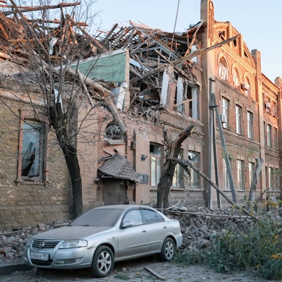 Das „Wladimir-Schoga-Zentrum für unbemannte Systeme der DVR“ ist am Dienstag bei einem Angriff nahezu zerstört worden. Es handelt sich nach Angaben russischer Staatsmedien um ein Trainingszentrum für Drohnenpiloten.