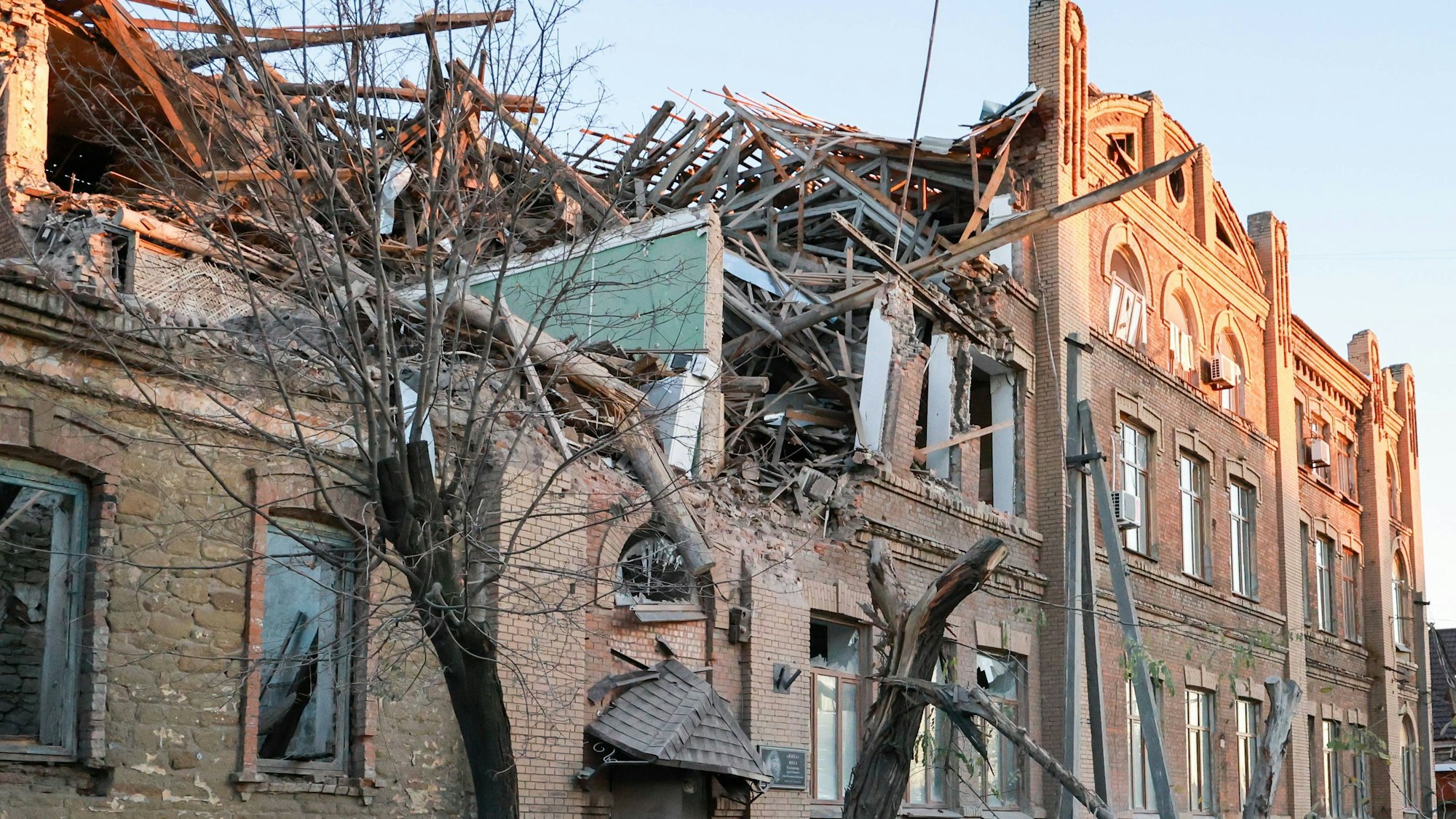 Das „Wladimir-Schoga-Zentrum für unbemannte Systeme der DVR“ ist am Dienstag bei einem Angriff nahezu zerstört worden. Es handelt sich nach Angaben russischer Staatsmedien um ein Trainingszentrum für Drohnenpiloten.