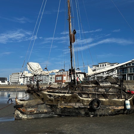Am Weststrand der Insel Norderney ist ein eigenartiges Segelschiff gestrandet.