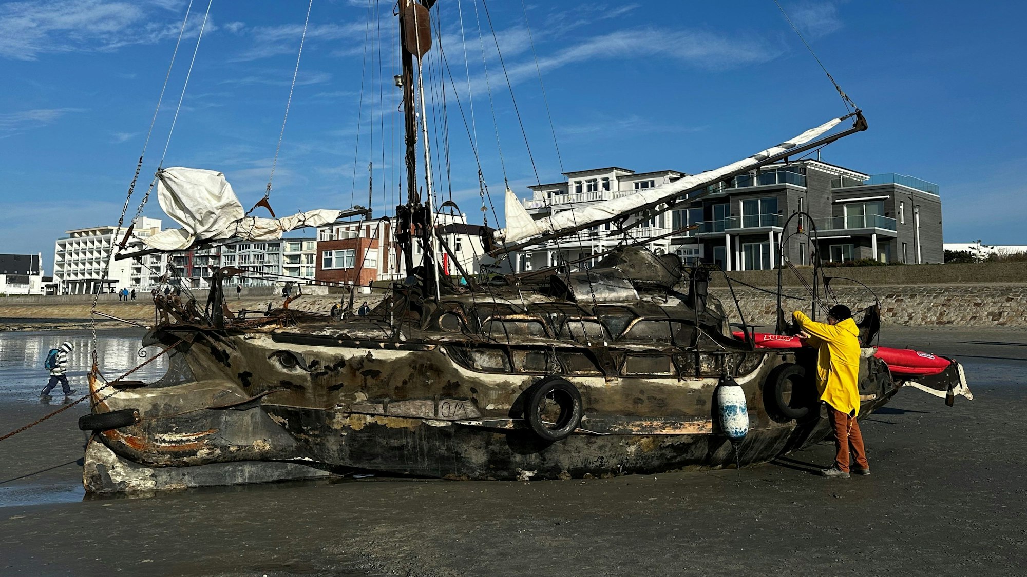 Am Weststrand der Insel Norderney ist ein eigenartiges Segelschiff gestrandet.