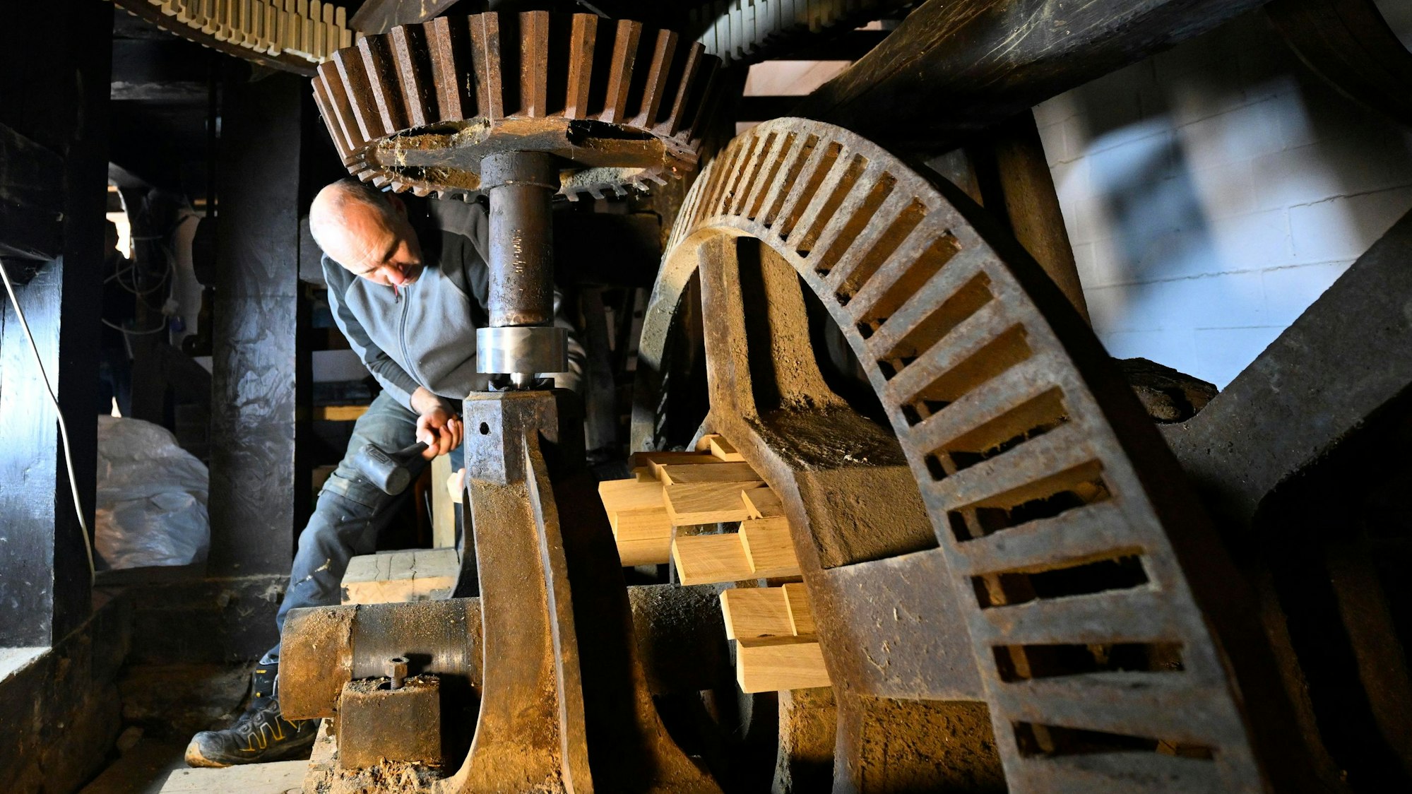 Mühlenbauer Martin Zecher bei der Arbeit.