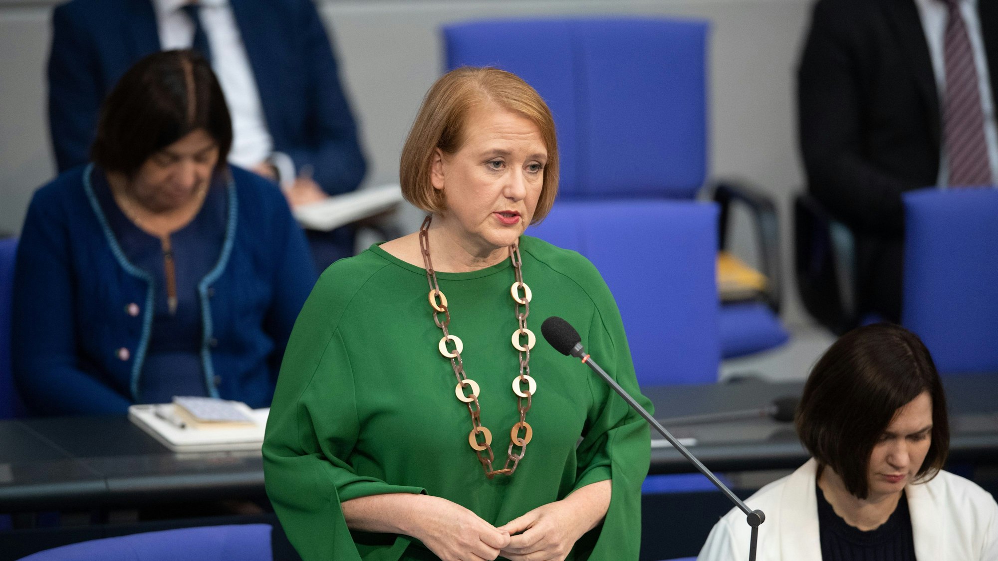 08.11.2023, Berlin: Lisa Paus (Bündnis 90/Die Grünen), Bundesministerin für Familie, Senioren, Frauen und Jugend, spricht bei der Regierungsbefragung in der Plenarsitzung im Deutschen Bundestag. Foto: Kilian Genius/dpa +++ dpa-Bildfunk +++