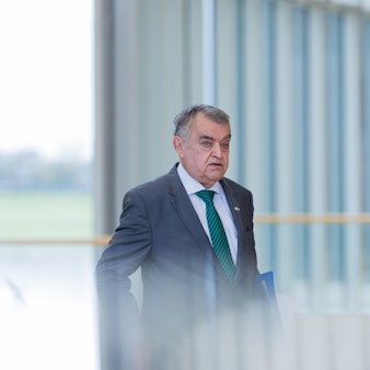 Herbert Reul (CDU), Innenminister von Nordrhein-Westfalen, kommt zu einem Statement in den Landtag.