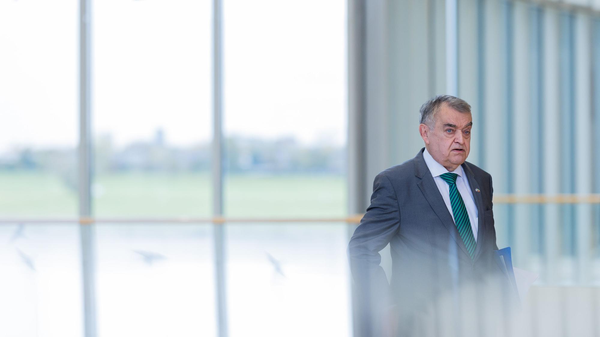 Herbert Reul (CDU), Innenminister von Nordrhein-Westfalen, kommt zu einem Statement in den Landtag.