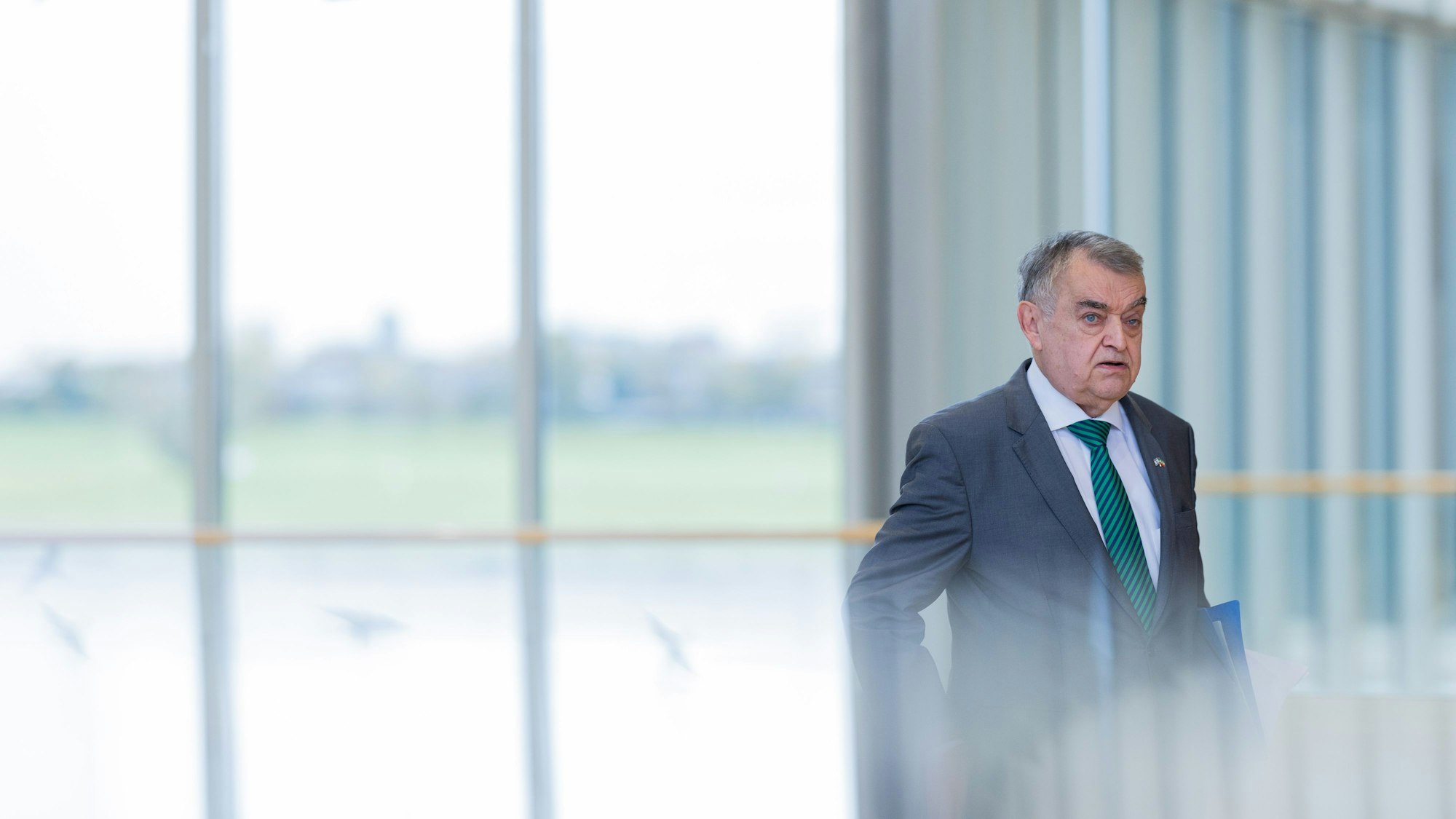 Herbert Reul (CDU), Innenminister von Nordrhein-Westfalen, kommt zu einem Statement in den Landtag.