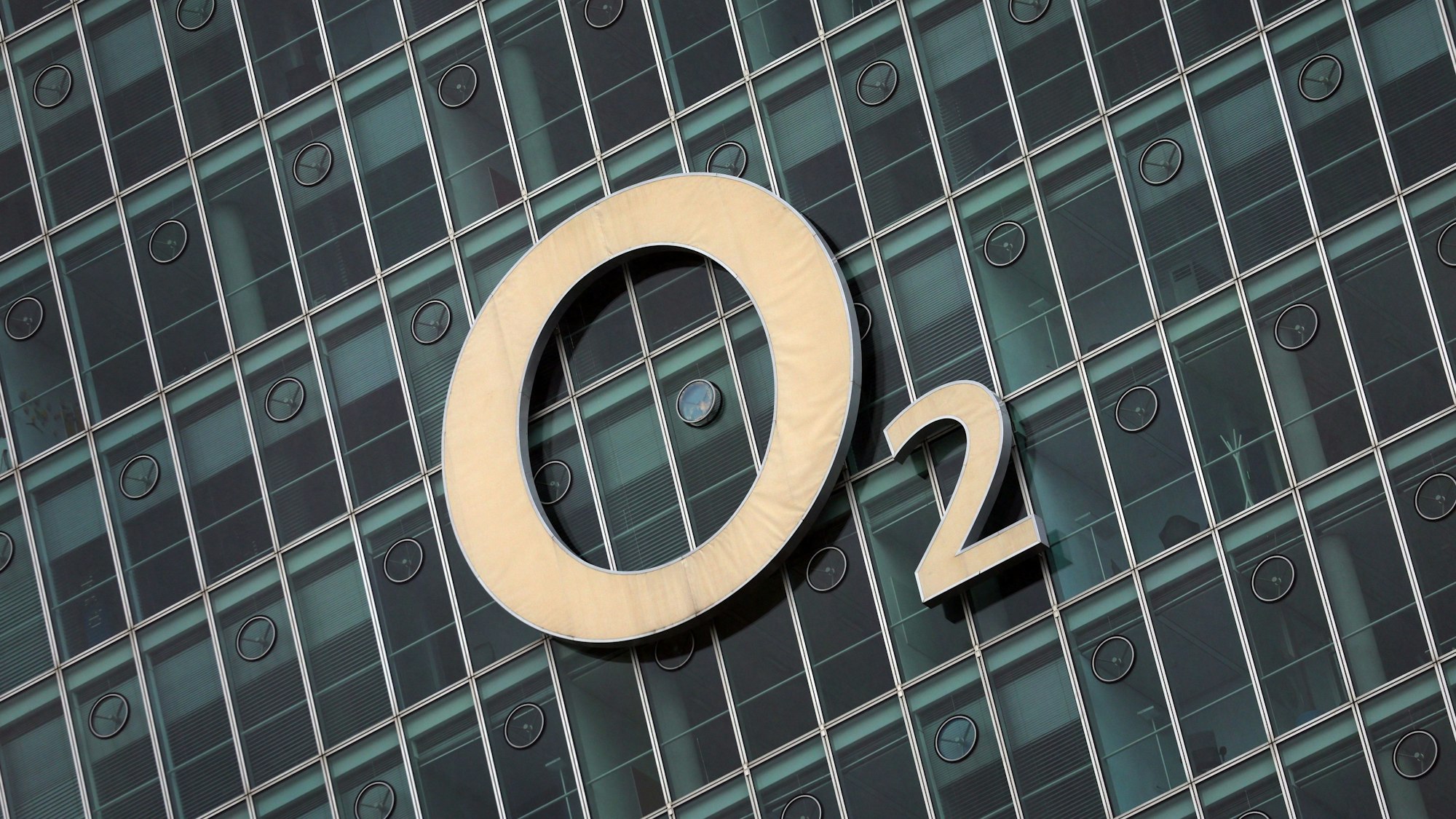 Das Logo des Telekommunikationsanbieters O2 ist an der Deutschlandzentrale am Uptown-Hochhaus zu sehen.