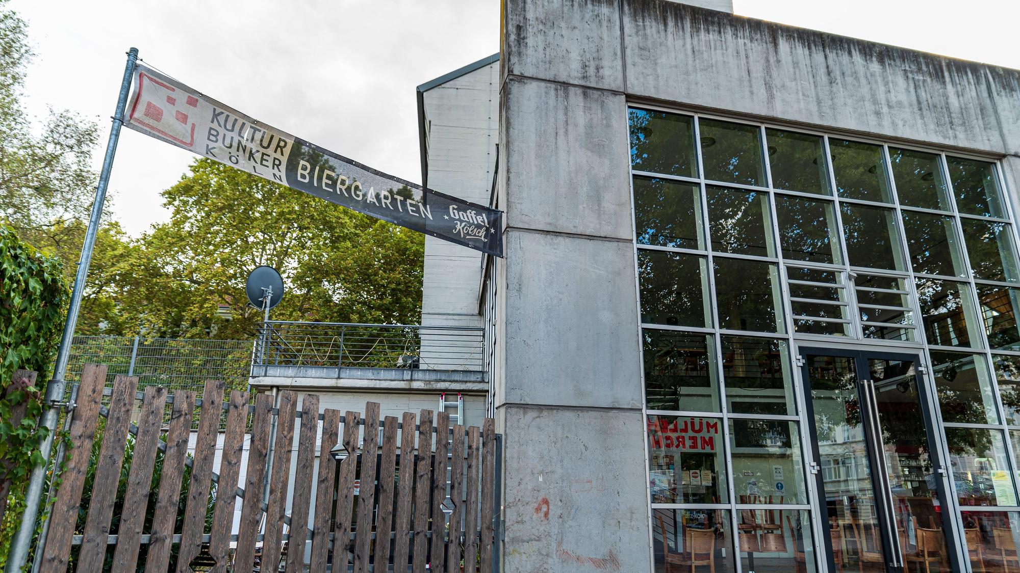 Eine großflächige Fensterwand des Kulturbunkers.