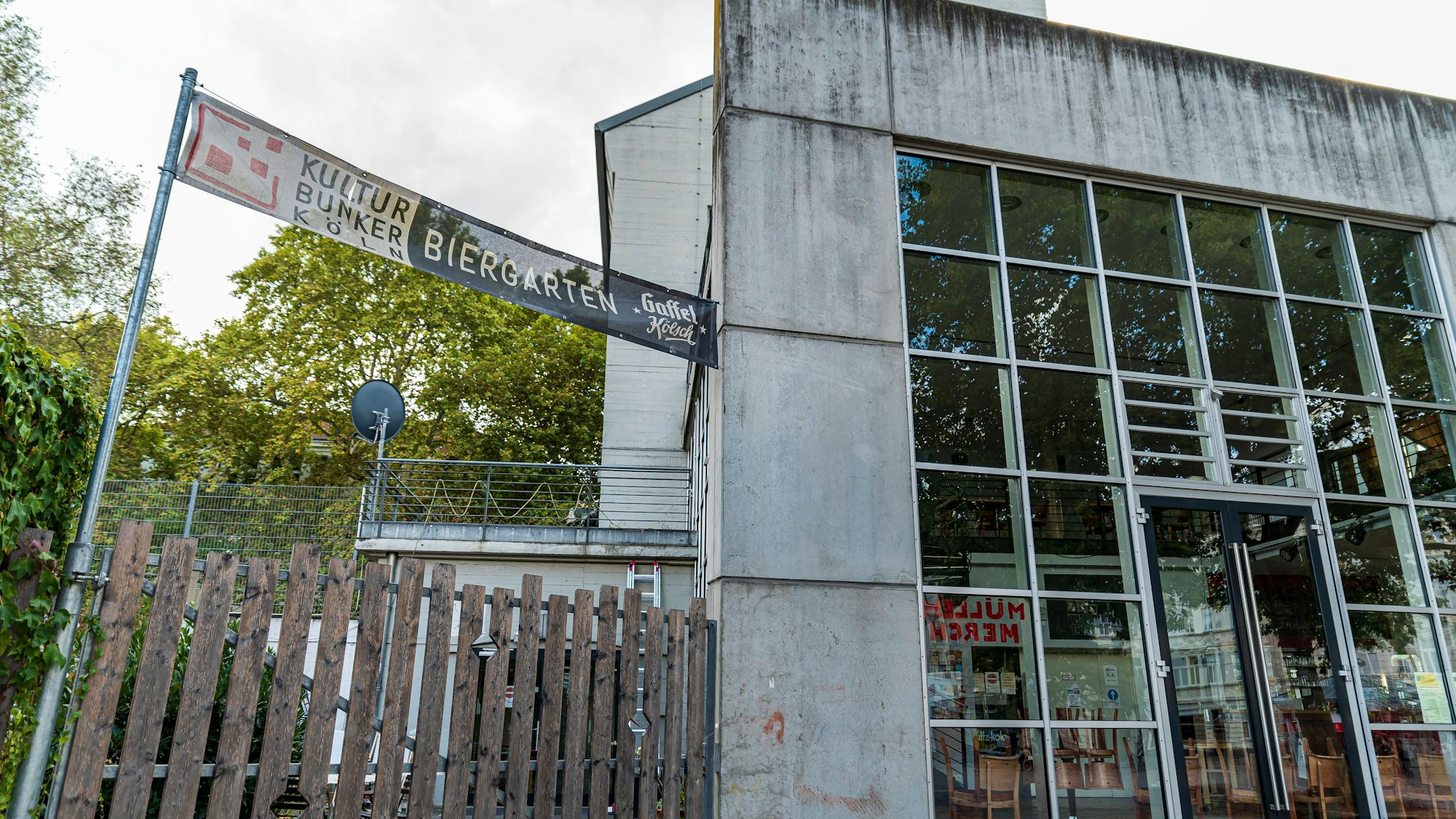 Eine großflächige Fensterwand des Kulturbunkers.