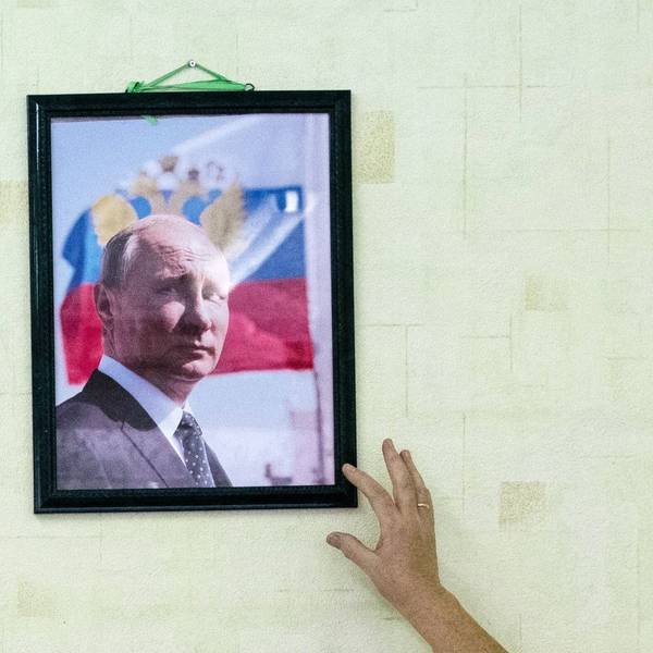 Dürfte in Russland noch eine Weile an der Wand hängen: Ein Porträt von Kremlchef Wladimir Putin, der laut Quellen im Kreml-Umfeld weiterregieren möchte.(Archivbild)
