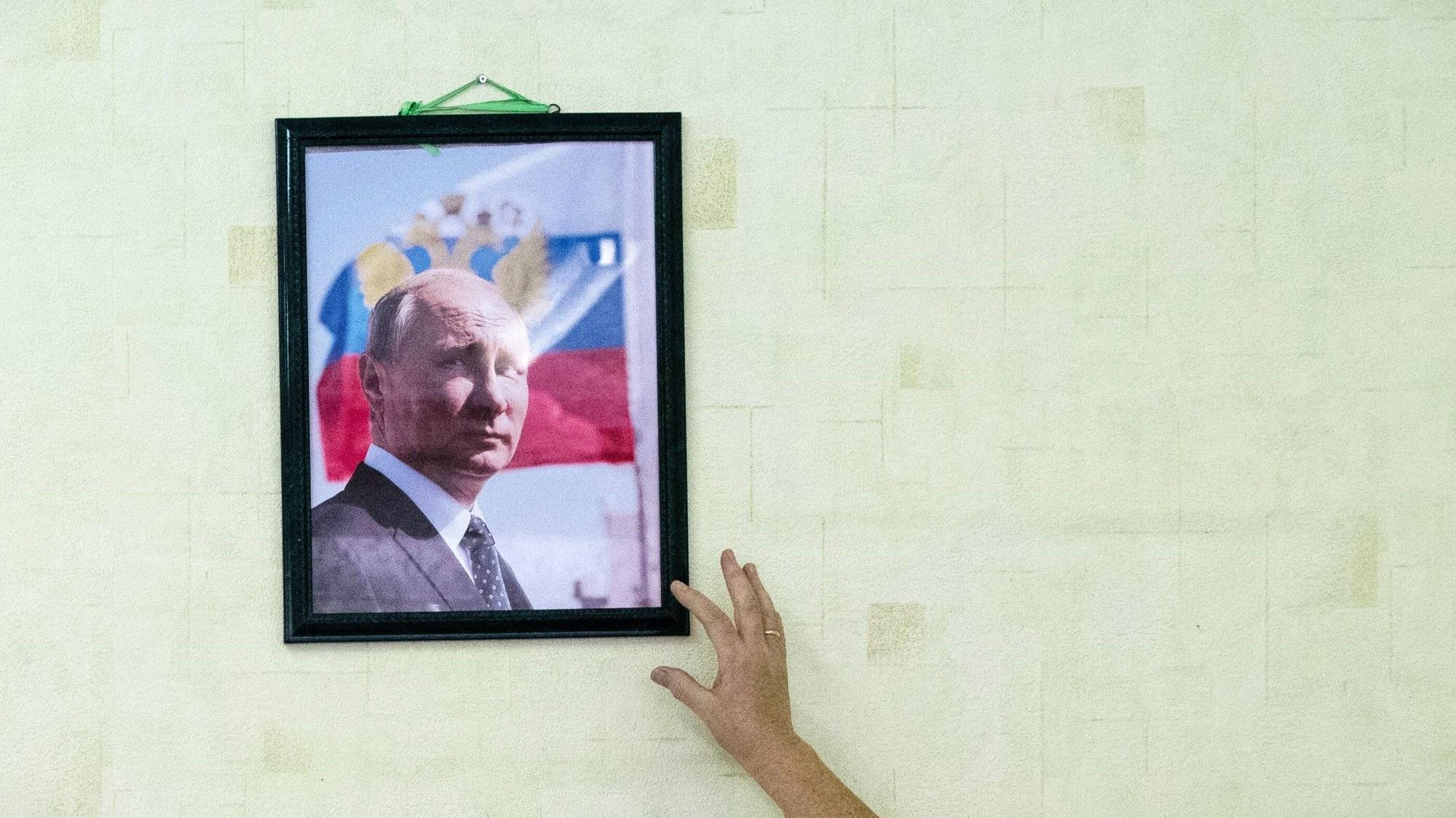 Dürfte in Russland noch eine Weile an der Wand hängen: Ein Porträt von Kremlchef Wladimir Putin, der laut Quellen im Kreml-Umfeld weiterregieren möchte.(Archivbild)