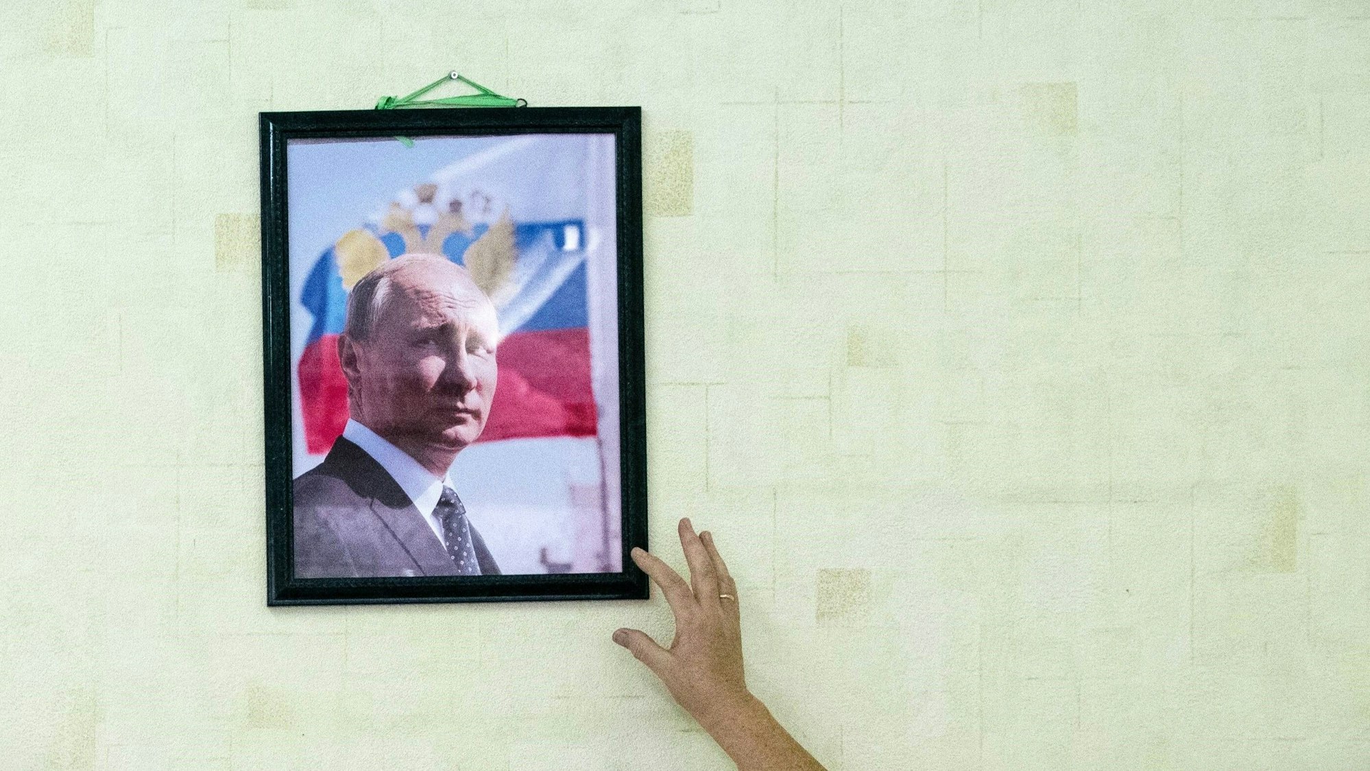 Dürfte in Russland noch eine Weile an der Wand hängen: Ein Porträt von Kremlchef Wladimir Putin, der laut Quellen im Kreml-Umfeld weiterregieren möchte.(Archivbild)