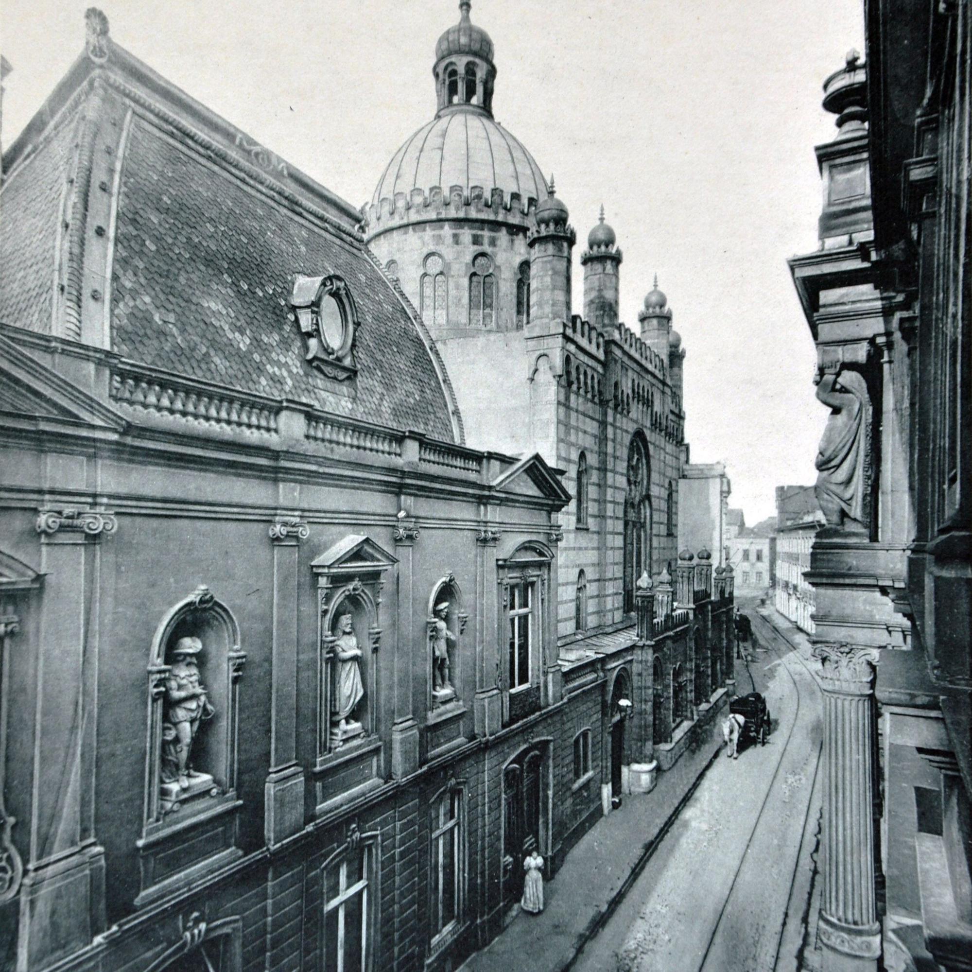 Eine Schwarz-weiß-Aufnahme zeigt den Blick in die Glockengasse mit der Synagoge.