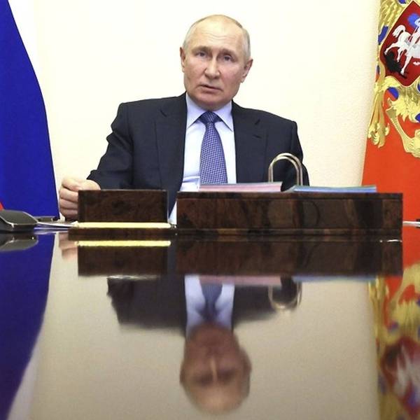 Der russische Präsident Wladimir Putin spiegelt sich in einer Tischplatte. Der ukrainische Geheimdienst spricht von „zuverlässigen Informationen“ über Doppelgänger des Kremlchefs. (Archivbild)