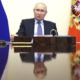 Der russische Präsident Wladimir Putin spiegelt sich in einer Tischplatte. Der ukrainische Geheimdienst spricht von „zuverlässigen Informationen“ über Doppelgänger des Kremlchefs. (Archivbild)