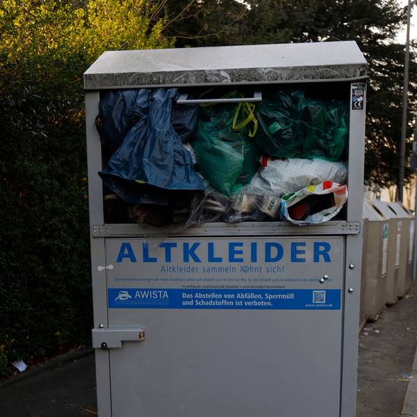 Container für Altkleider steht auf einem Bürgersteig in Düsseldorf