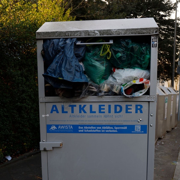 Container für Altkleider steht auf einem Bürgersteig in Düsseldorf