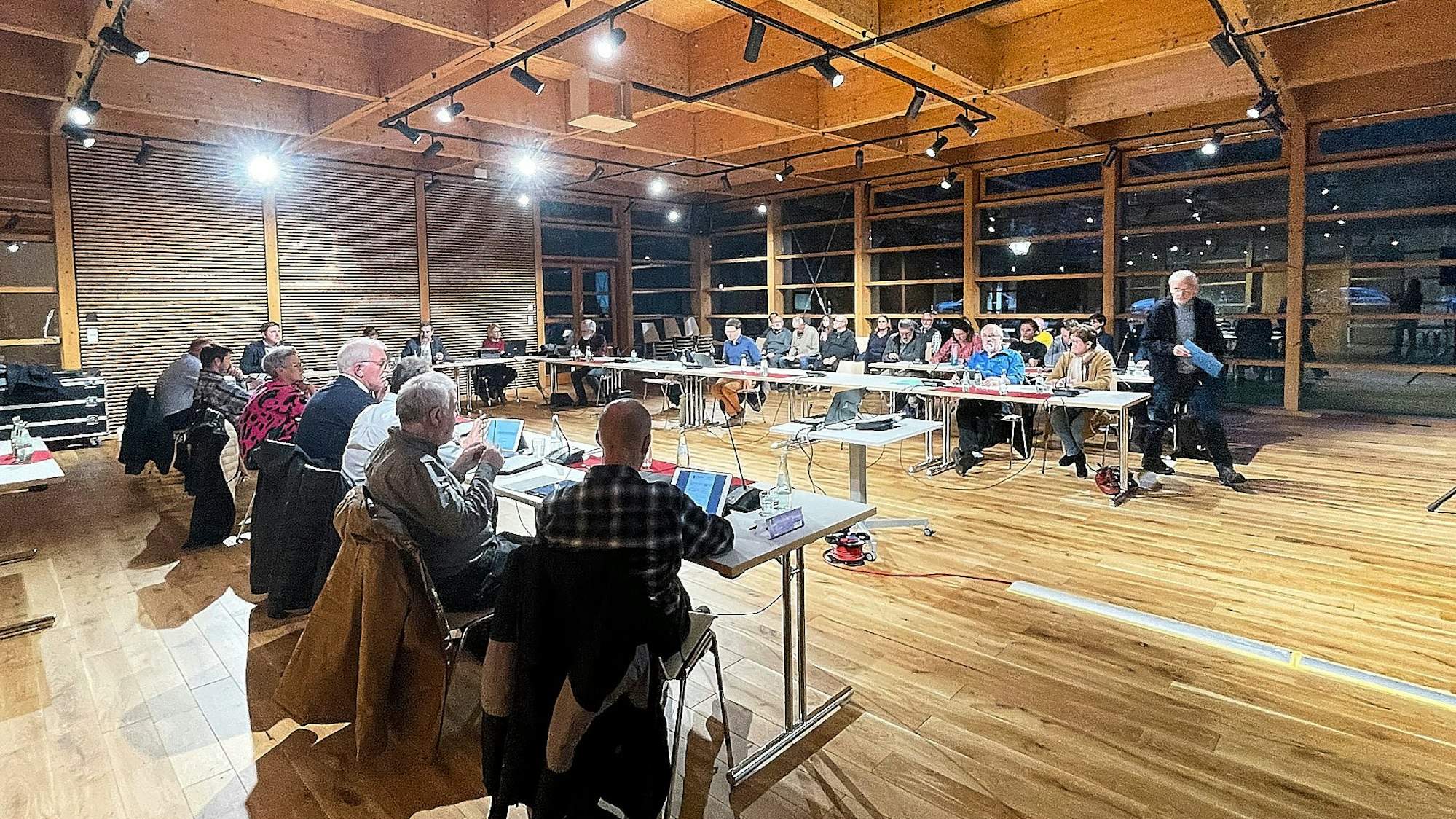 Das Bild zeigt die Mitglieder des Bauausschusses in Nettersheim während der Sitzung im sanierten Holzkompetenzzentrum.