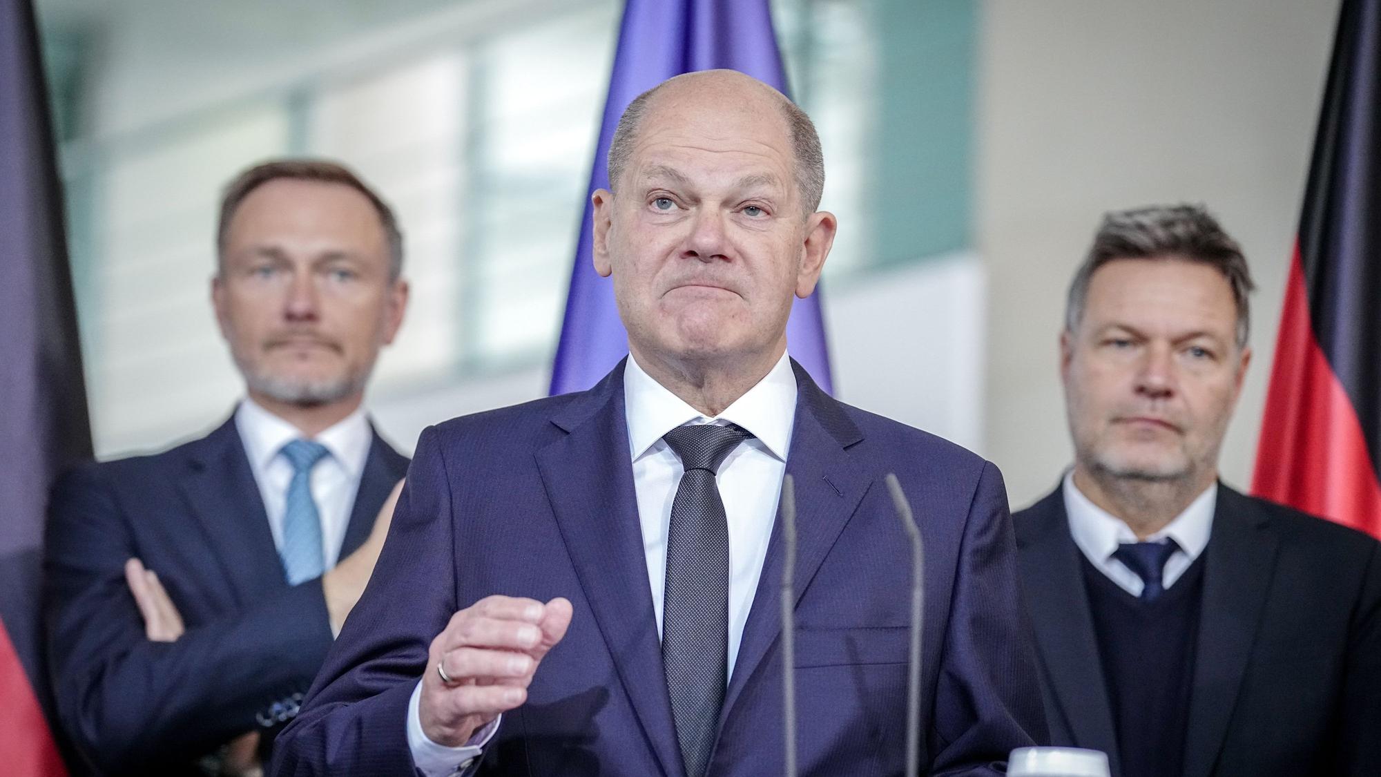 08.11.2023, Berlin: Bundeskanzler Olaf Scholz (M, SPD) gibt ein Pressestatement bei der Übergabe des Jahresgutachtens 2023/24 des Sachverständigenrates zur Begutachtung der gesamtwirtschaftlichen Entwicklung vor Christian Lindner (l, FDP), Bundesminister der Finanzen, und Robert Habeck (r, Bündnis 90/Die Grünen), Bundesminister für Wirtschaft und Klimaschutz. Die Experten werden umgangssprachlich auch als Wirtschaftsweise bezeichnet. Foto: Kay Nietfeld/dpa +++ dpa-Bildfunk +++