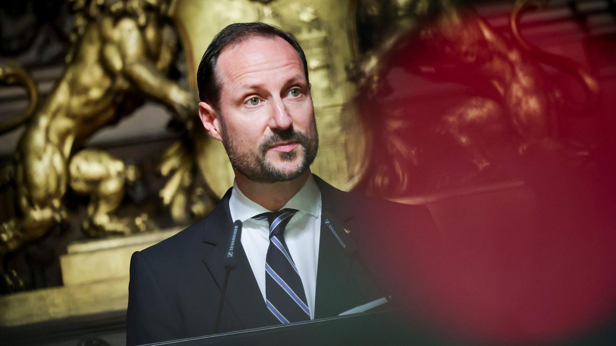 Der norwegische Kronprinz Haakon spricht bei seiner Rede im Großen Festsaal im Rathaus.
