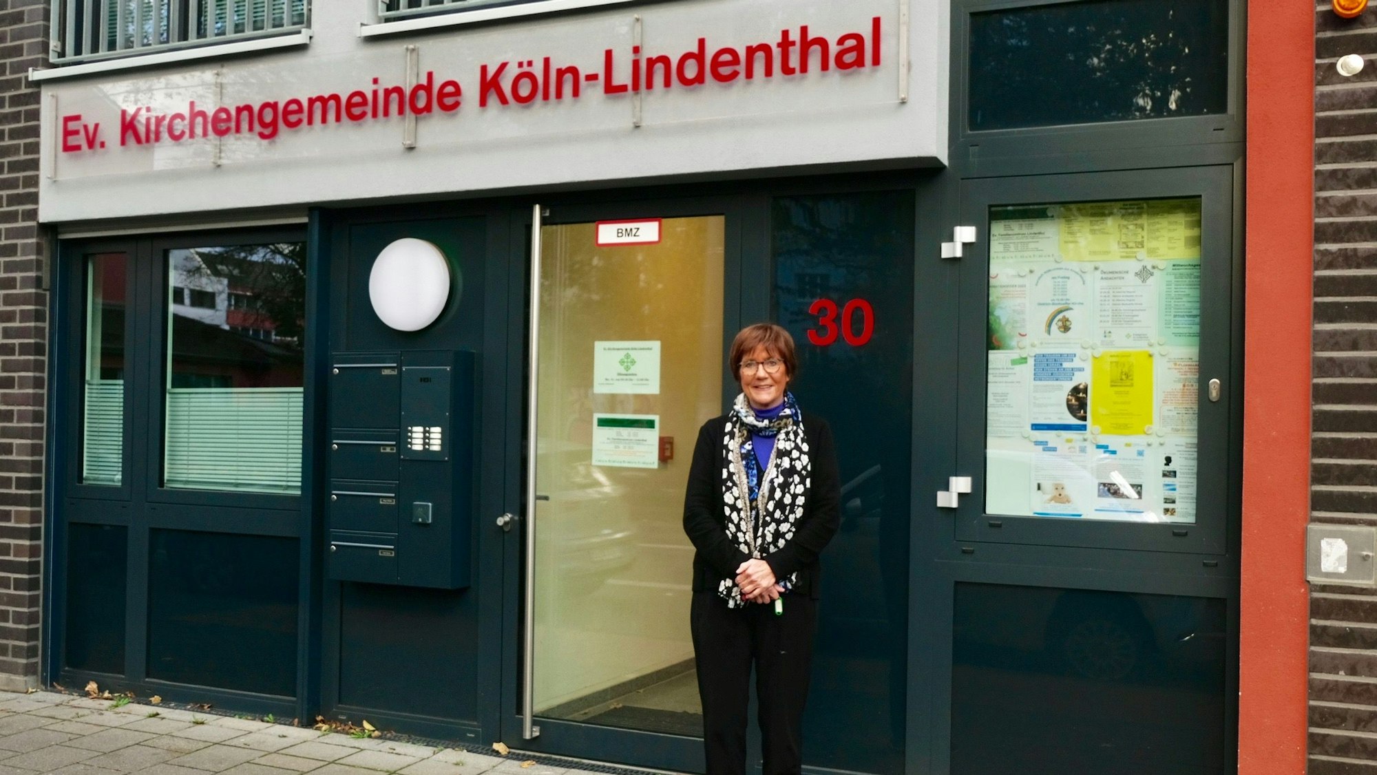Zu sehen ist Andrea Eckardt vor dem Zuhause der Lindenthaler Dienste in Köln am Lindenthalgürtel 30