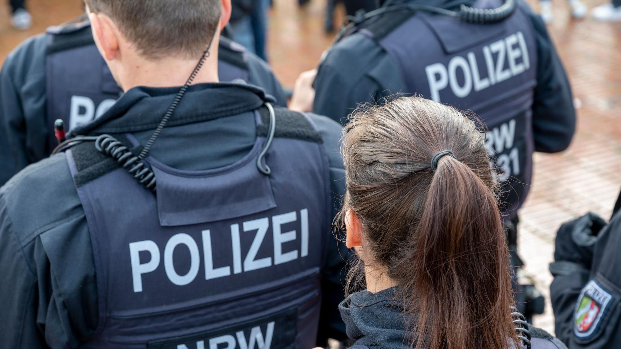 Beamte in Polizei-Westen von hinten