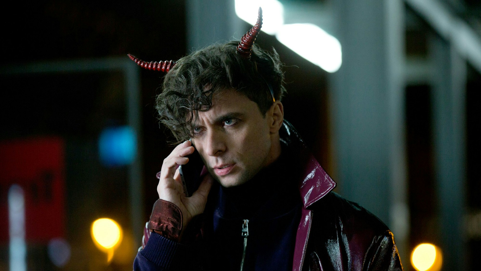 Kriminalkommissar Vincent Ross wird von seiner Cottbuser Kollegin Alexandra Luschke informiert.