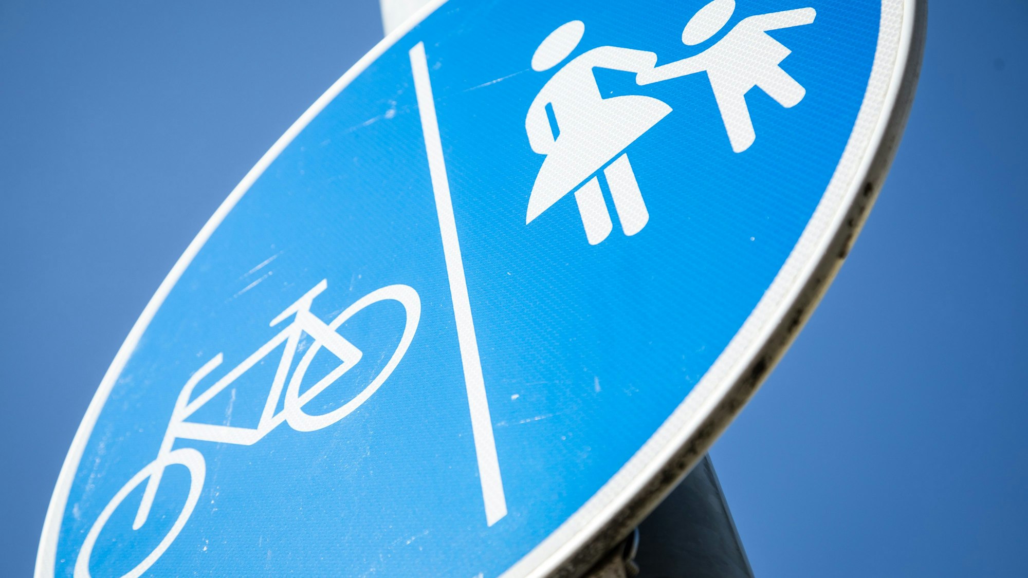 ARCHIV - Das Zeichen 241 zeigt es an. Hier gilt Radwegpflicht und der Radweg ist vom Gehweg getrennt. Foto: Christin Klose/dpa-tmn - Honorarfrei nur für Bezieher des dpa-Themendienstes +++ dpa-Themendienst +++