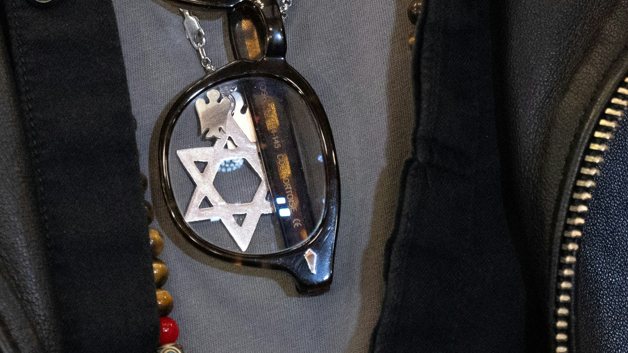 Der deutsche Rockmusiker Gil Ofarim trägt beim Betreten des Saals im Landgericht in Leipzig eine Kette mit Davidstern.