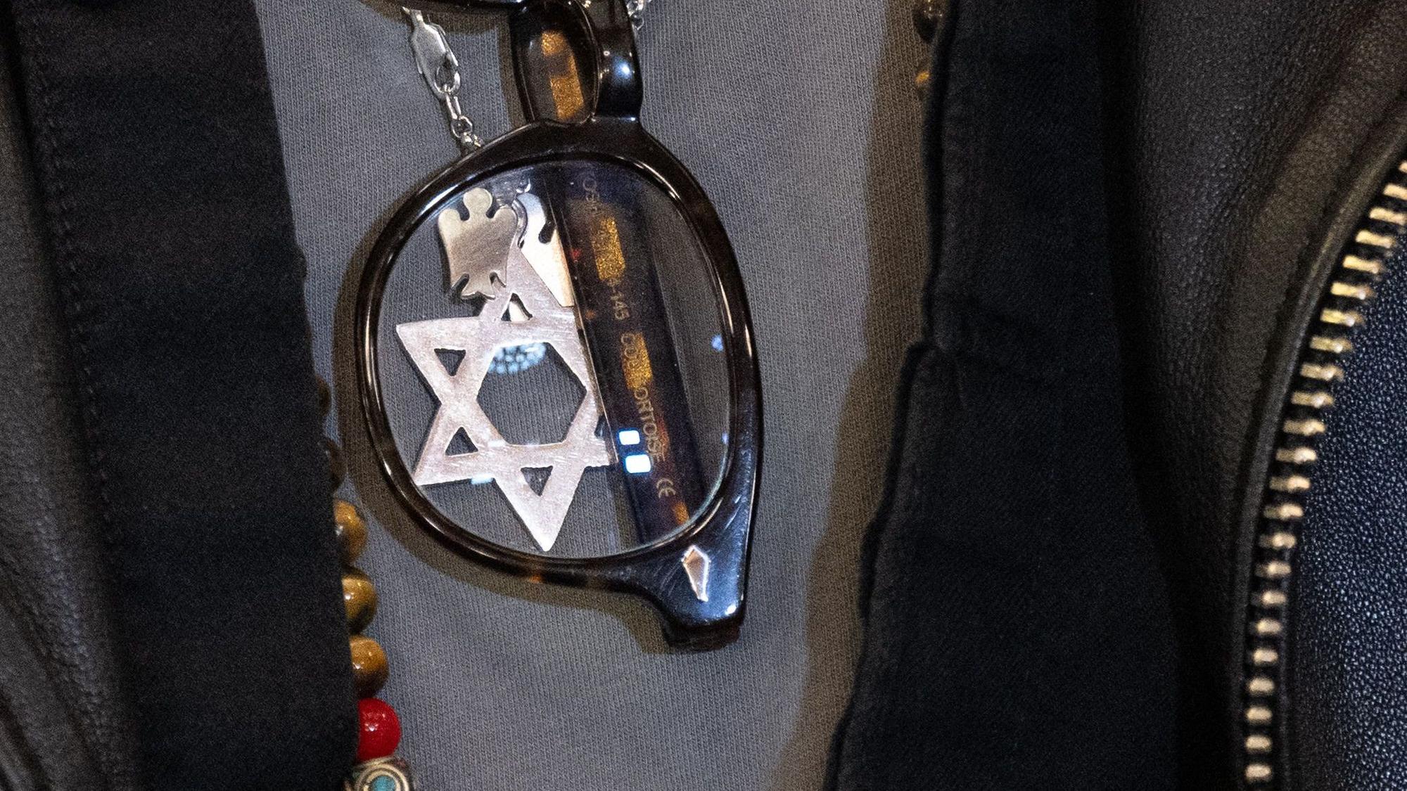 Prozess gegen Gil Ofarim: Die Davidstern-Kette des jüdischen Musikers ist ein wichtiges Puzzlestück in der Gerichtsverhandlung.