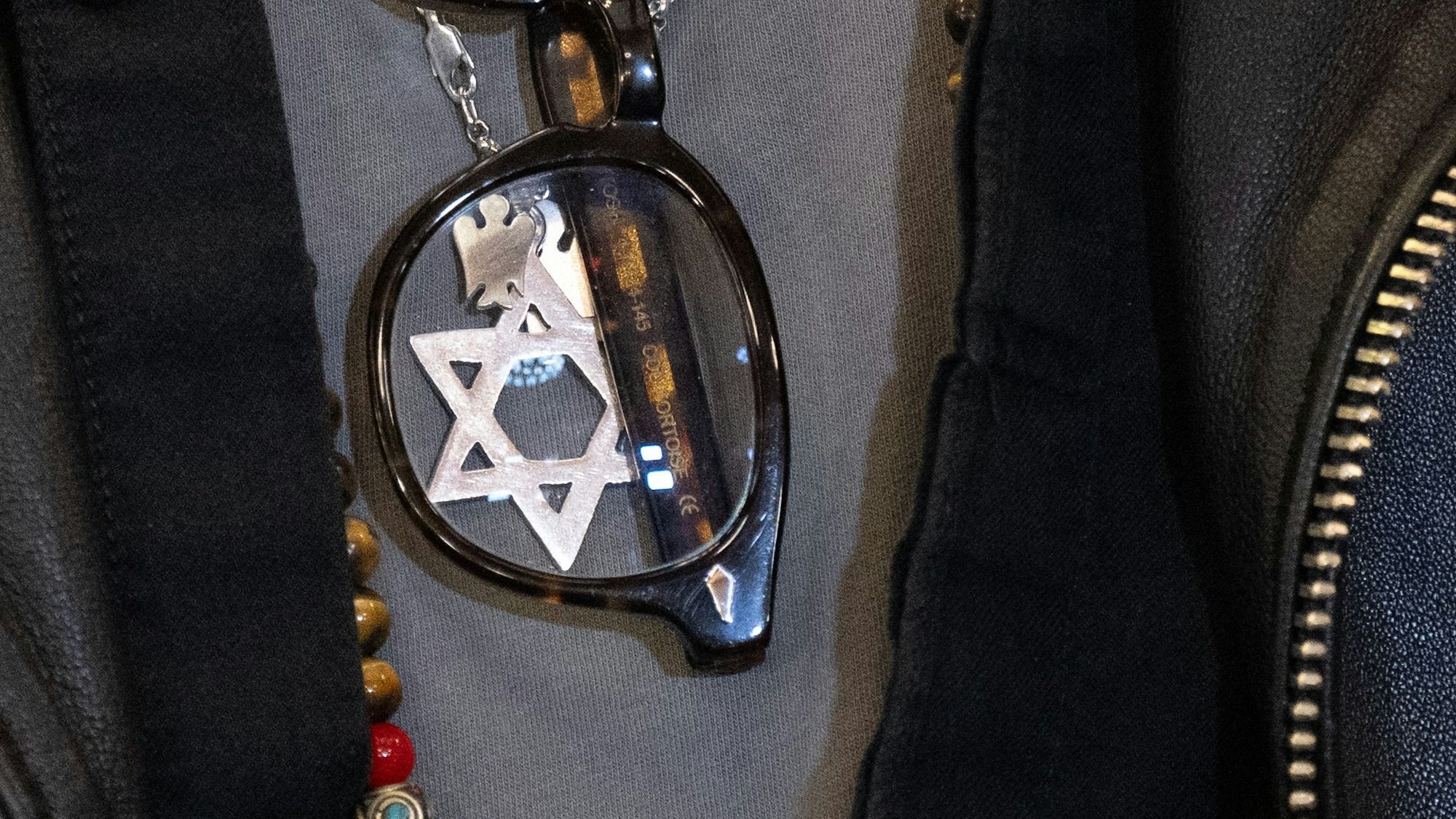 Prozess gegen Gil Ofarim: Die Davidstern-Kette des jüdischen Musikers ist ein wichtiges Puzzlestück in der Gerichtsverhandlung.