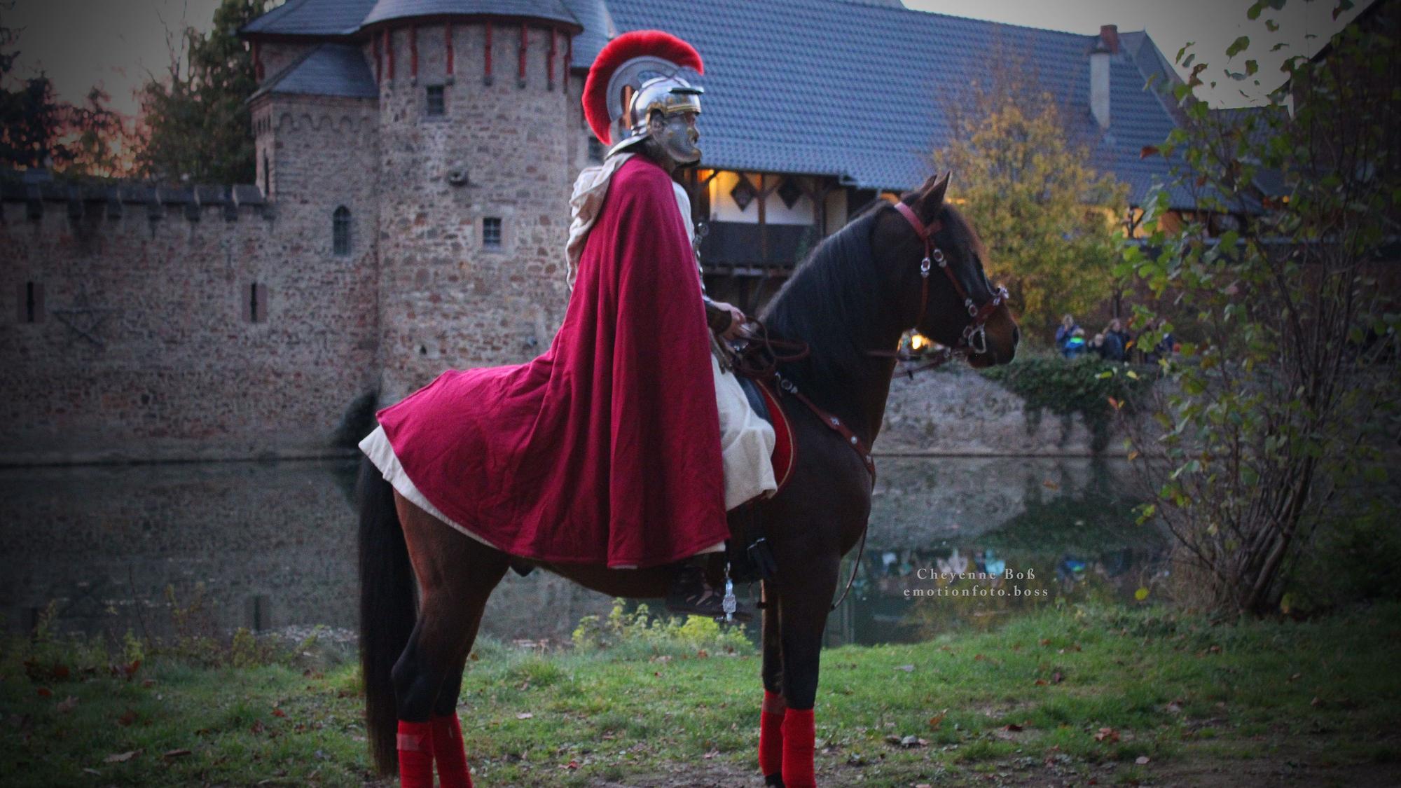 Sankt Martin auf einem Pferd vor Burg Satzvey