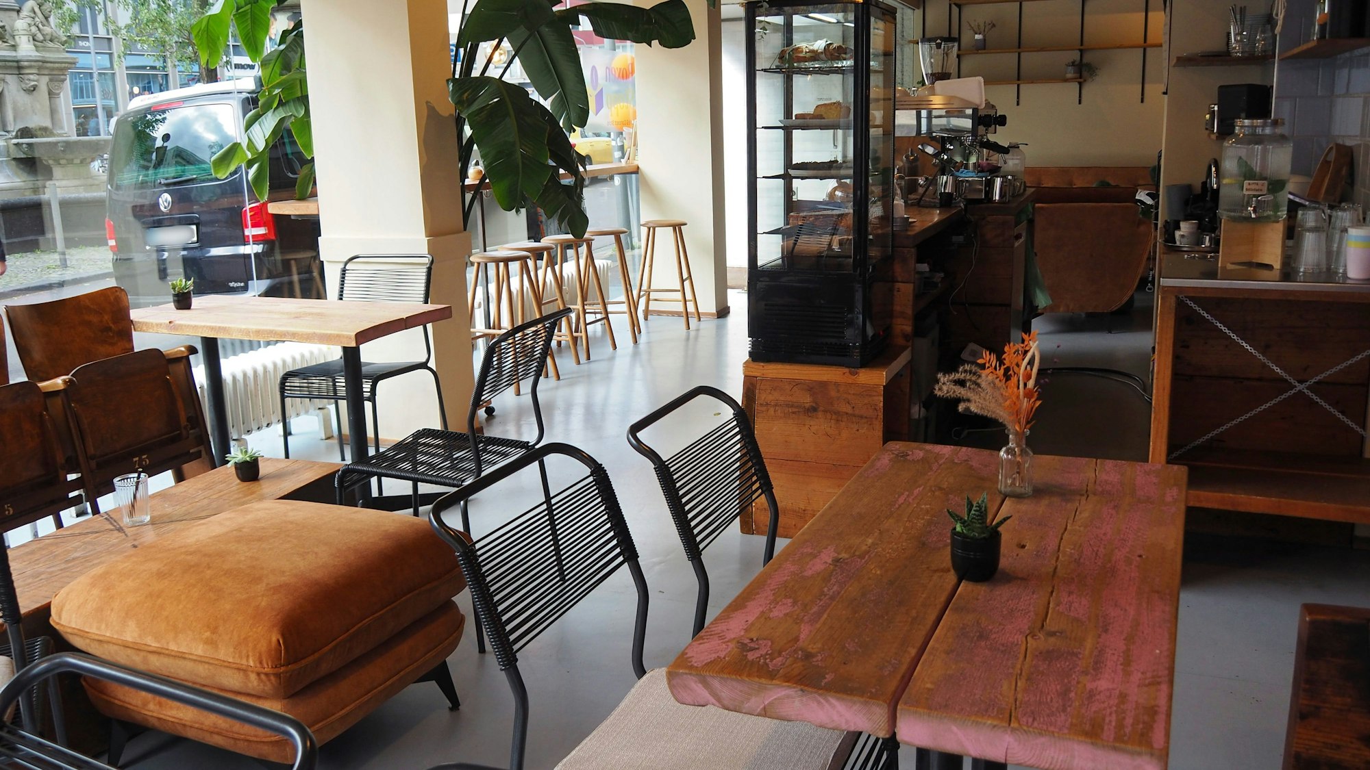 Zu sehen ist die Inneneinrichtung des Cafés Boxenstopp am Waidmarkt