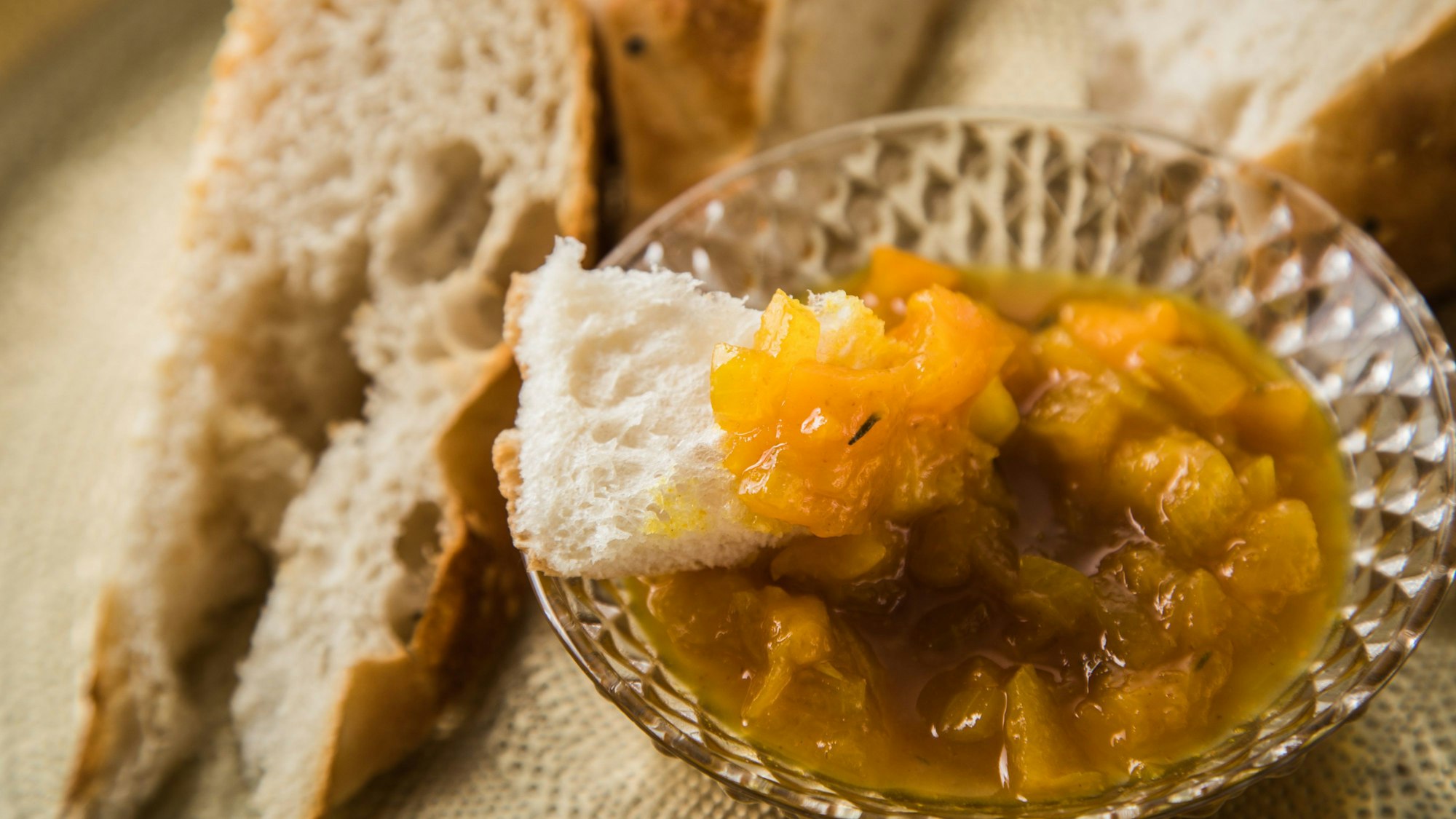 Gelbes Chutney mit Brot.