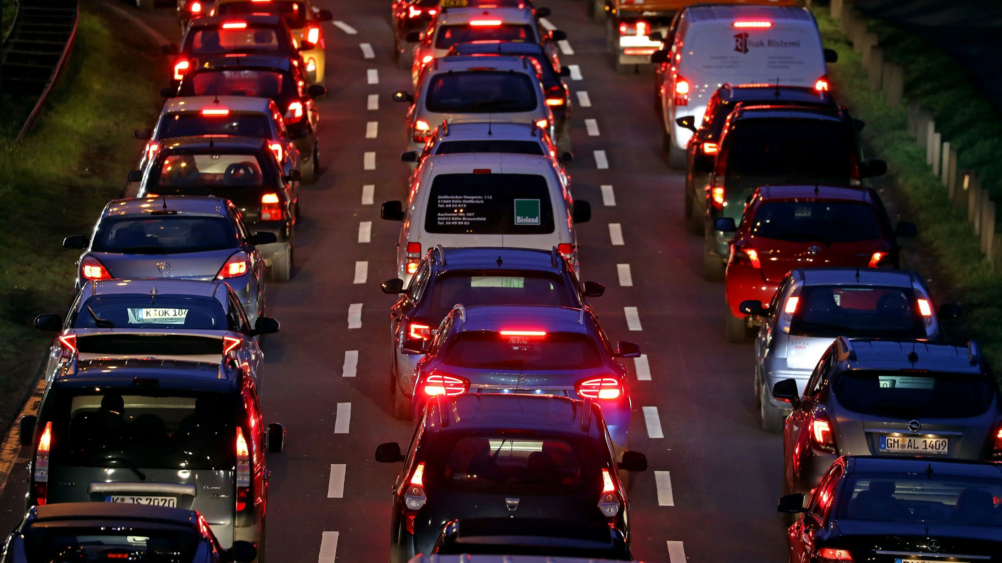 Autos stehen im morgendlichen Berufsverkehr im Stau.