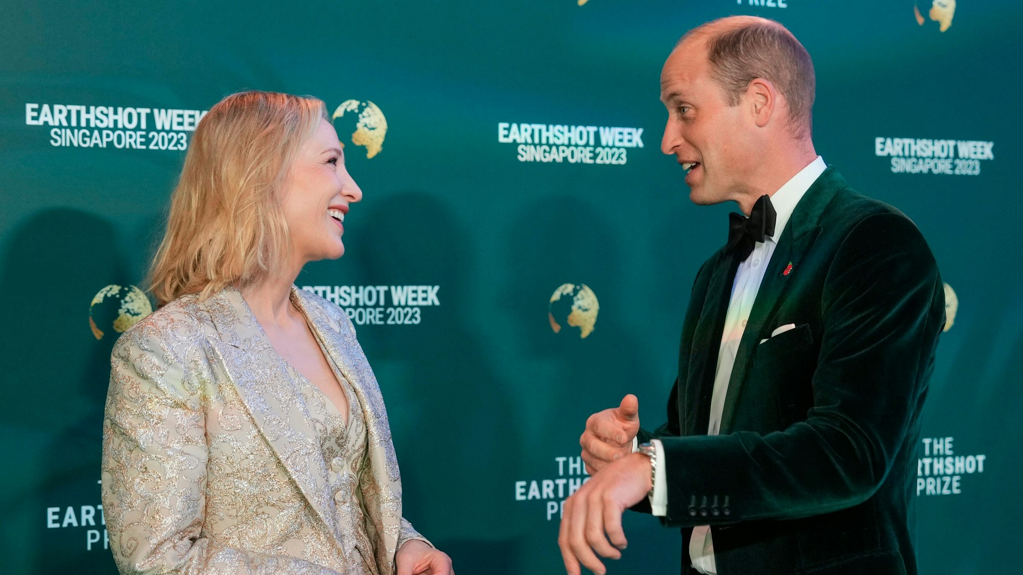 Der britische Prinz William (rechts) plaudert mit der australischen Schauspielerin Cate Blanchett auf dem grünen Teppich bei der Verleihung des Earthshot Prize in Singapur.