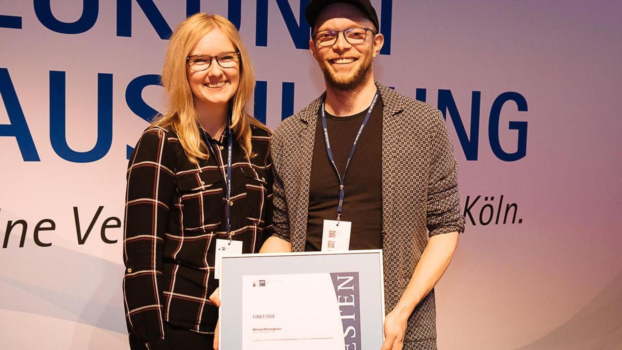 Auf dem Foto sind Michael Reininghaus und IHK-Vizepräsidentin Tina Gerfer zu sehen. In den Händen hält er die Urkunde.