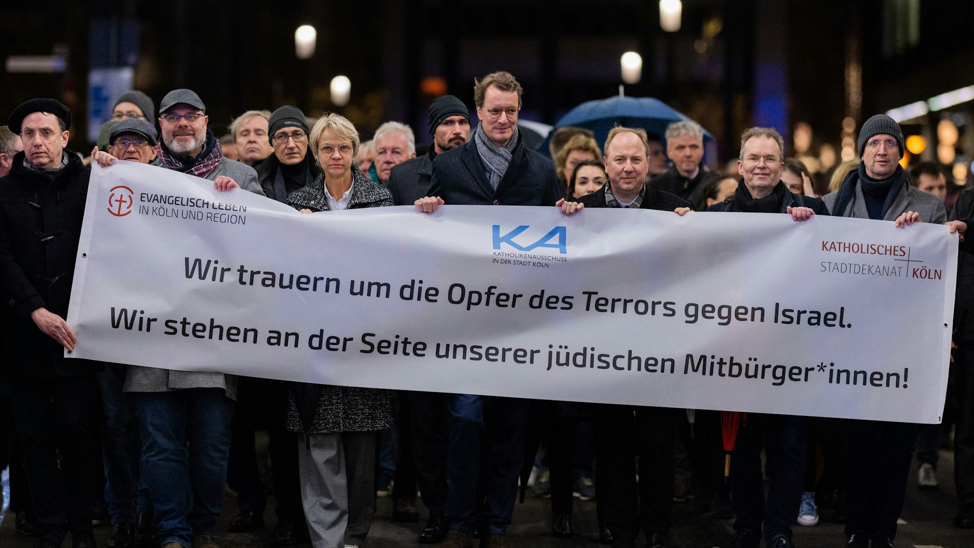 Schweigegang der Kölner Kirchen für die „Opfer des Terrors gegen Israel", wie es auf einem Plakat in der ersten Reihe steht.