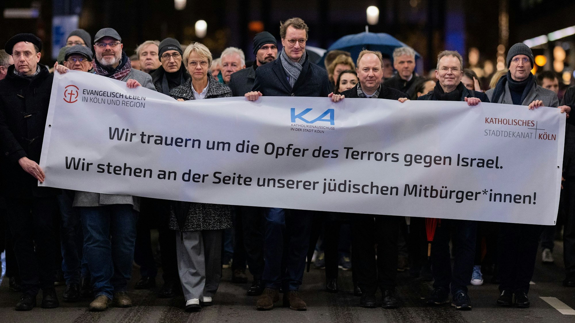 Hunderte Kölnerinnen und Kölner folgten dem Aufruf der Kirchenverbände zum pro-israelischen Solidaritätsmarsch in Köln am Mittwochabend, mit dabei waren unter anderem NRW-Ministerpräsident Hendrik Wüst (CDU, m.) und NRW-Bildungsministerin Dorothee Feller (CDU, 2.v.l.)