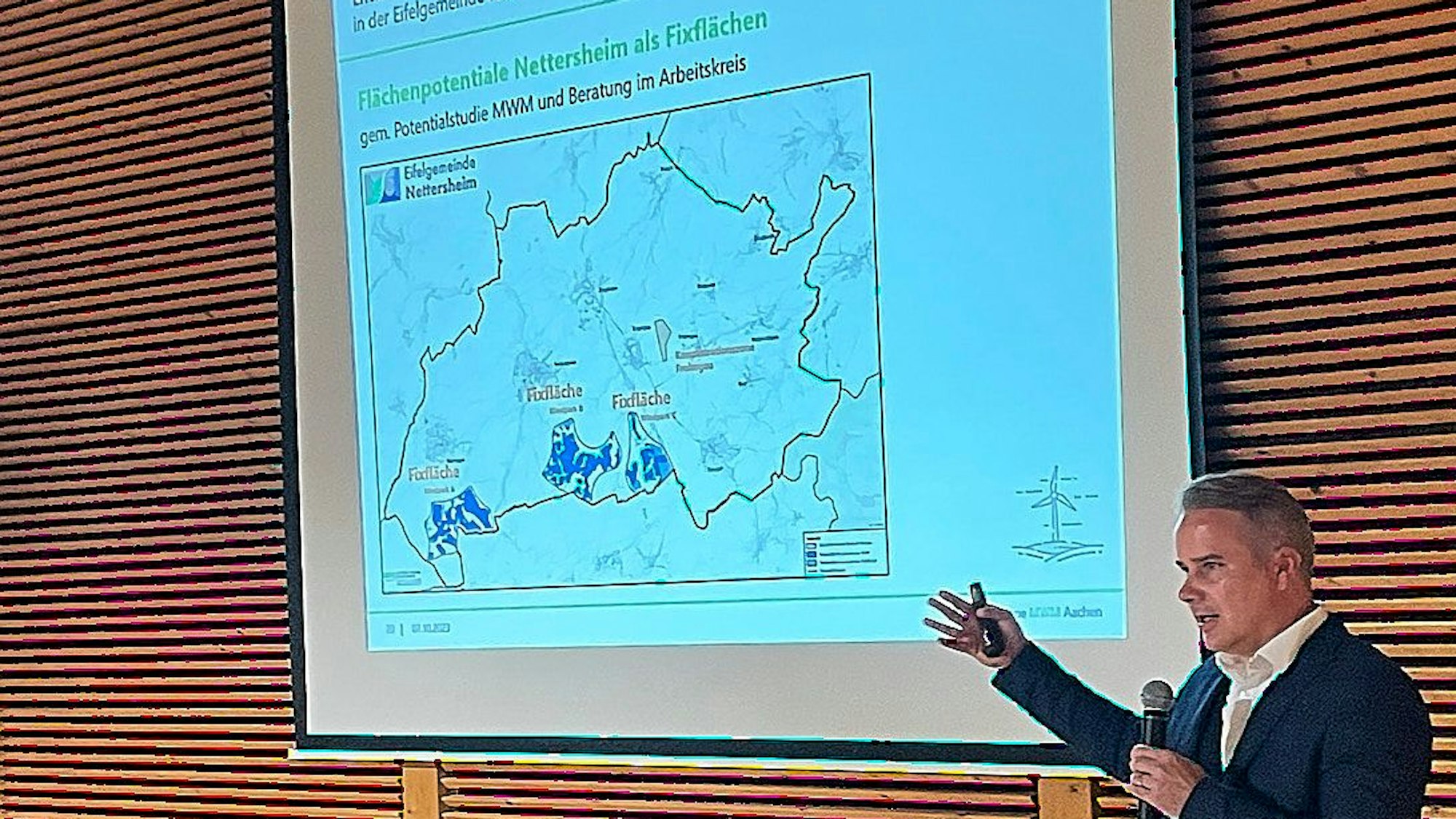 Das Bild zeigt Planer Bernd Niedermeyer, wie er im Ausschuss die Pläne vorstellt.