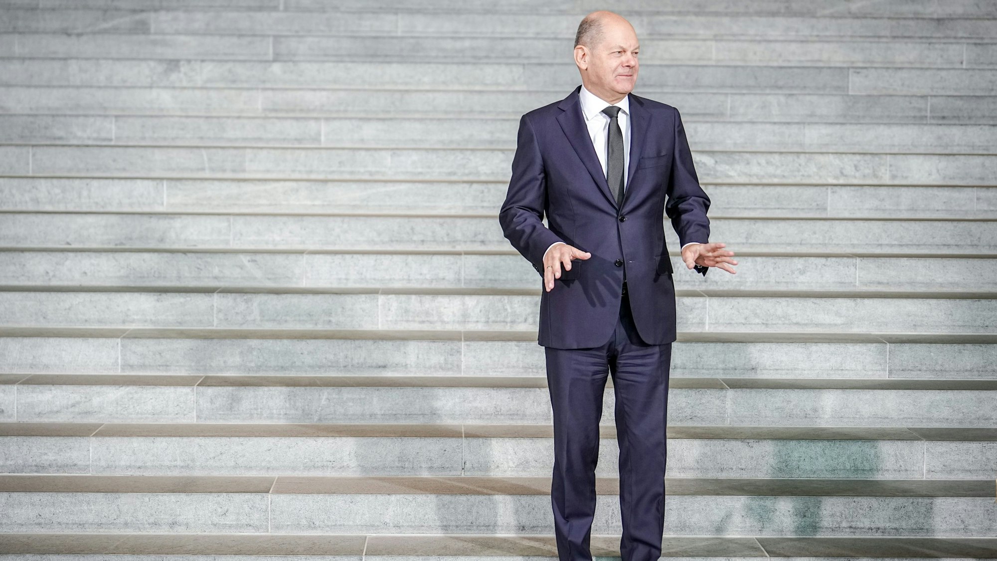 08.11.2023, Berlin: Bundeskanzler Olaf Scholz (SPD) erwartet seine Kabinettsmitglieder für das Foto mit dem «Apfelkabinett» vor der eigentlichen Kabinettssitzung. Zuvor wurden Apfelkörbe durch Apfelköniginnen und Jungbauern an Mitglieder des Kabinetts verteilt. Foto: Kay Nietfeld/dpa +++ dpa-Bildfunk +++