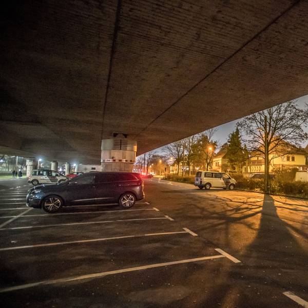 Nachtaufnahme unter der Stelzenautobahn in Küppersteg