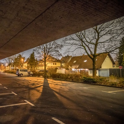 Nachtaufnahme unter der Stelzenautobahn in Küppersteg